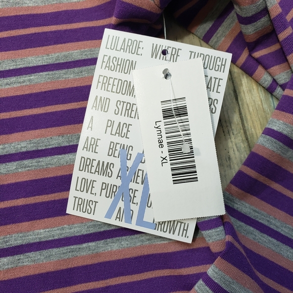 LulaRoe Lynnae Top! - Picture 3 of 8